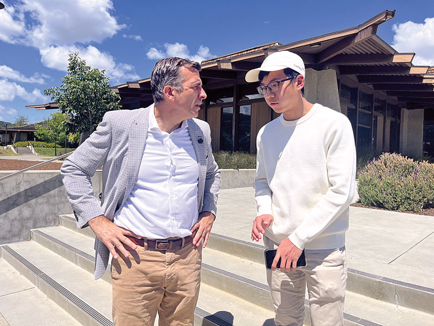 國會議員李卡多與山麓學院(Foothill College)馬來西亞華裔學生Rightful Fong交流。記者王蔚攝