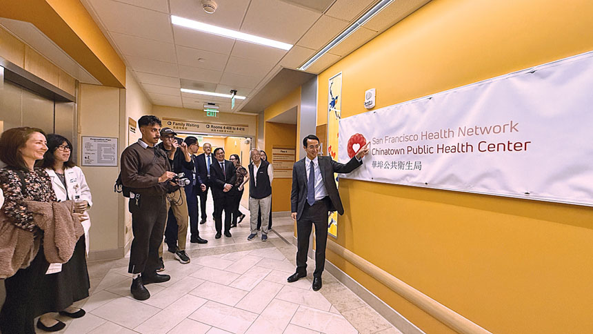 市衛生局局長蔡維衡參觀東華醫院四樓的華埠公共衛生局臨時辦公場地。記者黃偉江攝
