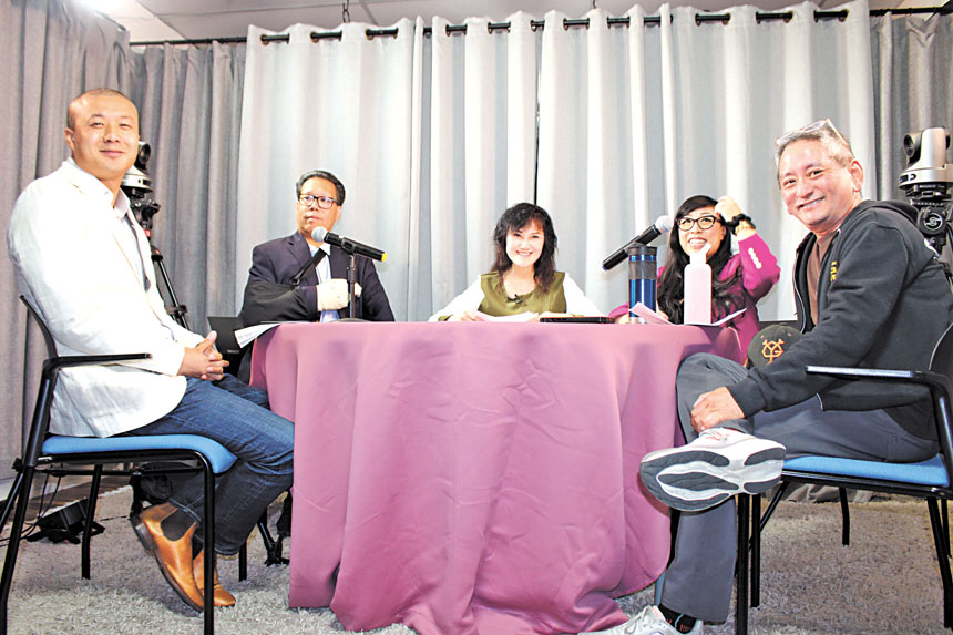 星島主辦第四區市參事候選人論壇，四位候選人與主持人葉麗玲合影，從左至右依次為王兆倫、李志威、葉麗玲、朱凱勤及周紹鋆。記者陳程威攝