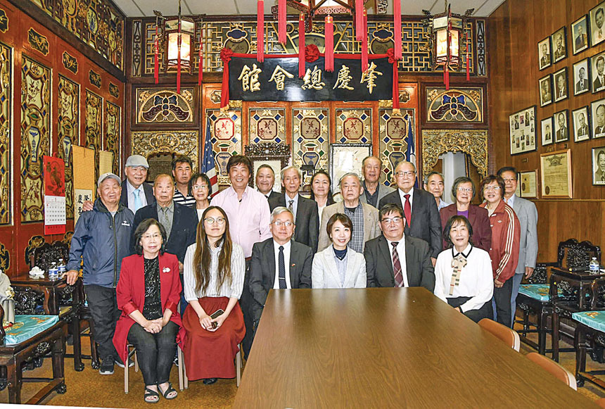 僑務委員會副委員長李妍慧(前排右 3)與肇慶總會館主席吉鴻雁(前排右 2)及董事合照。譚國亮攝