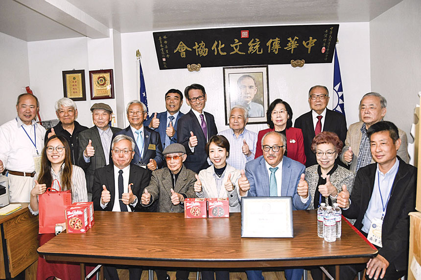 僑務委員會副委員長李妍慧(前排右 4） 與中華傳統文化協會會長余健全(前排右 3）、副會長周達昌(後排右 1）暨董事合照。譚國亮攝