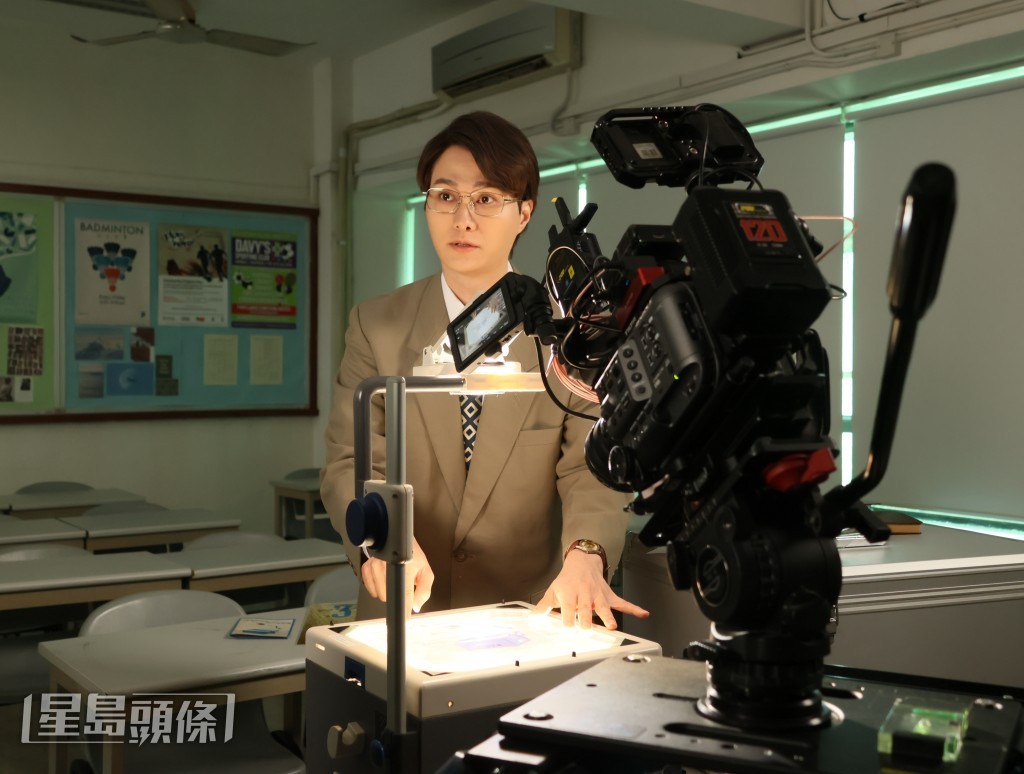 胡鴻鈞在節目中扮演出品人唐世煌先生的角色。