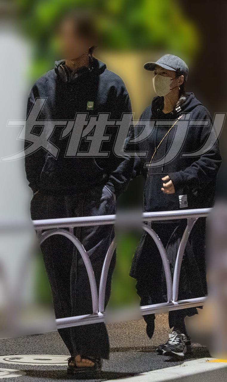 廣末的兒子身形高䠷，樣貌被指與母親十分相似。