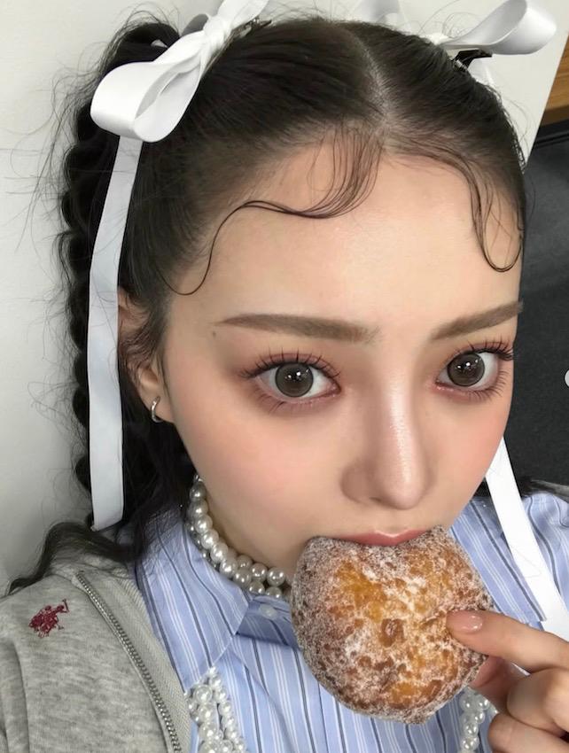 網紅Shiho的社交媒體追蹤人數超過30萬。