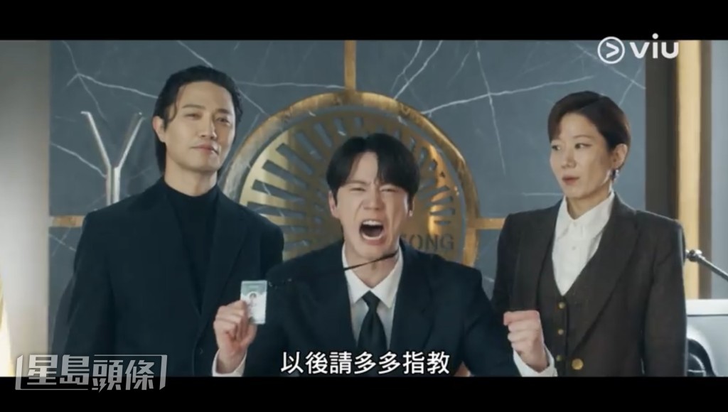 李濬榮在《新進社員姜會長》中挑戰一人分飾兩種狀態。