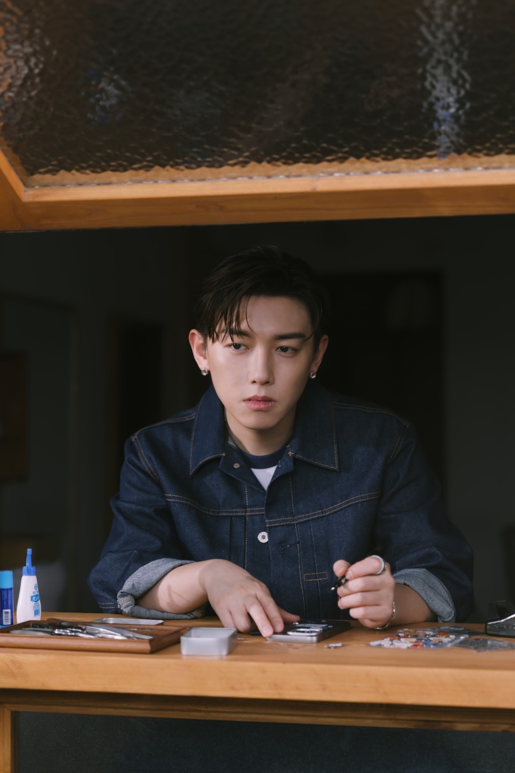 歌曲名稱《男人怎可以》蘊含自我反思與情感壓抑的意味。