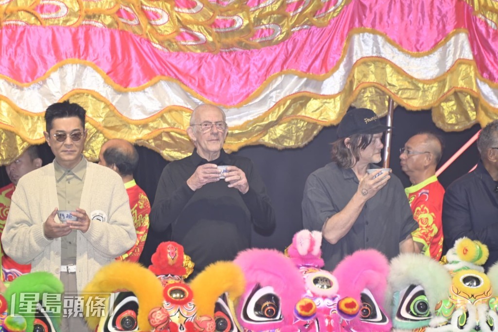 眾嘉賓在台上舉杯慶祝。