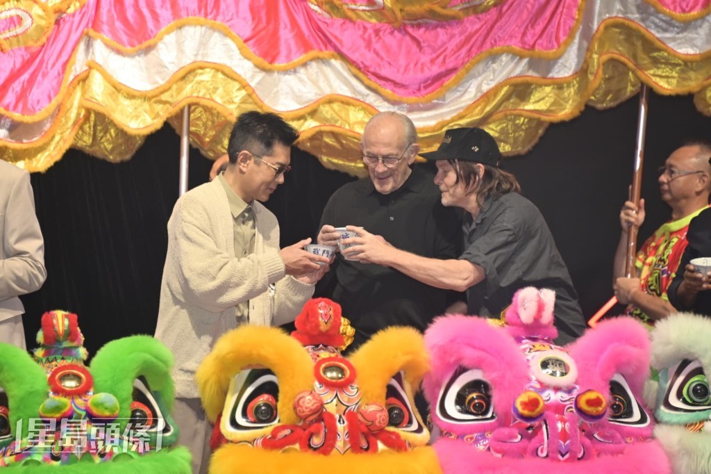 古天樂與Christopher Lloyd、Norman Reedus碰杯。
