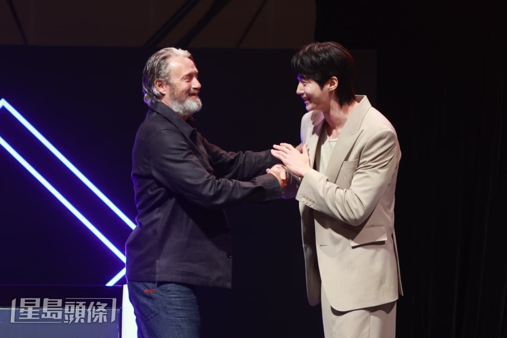 邊佑錫與Mads Mikkelsen握手交流。