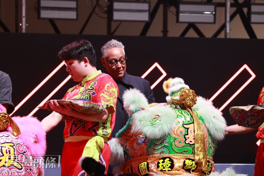 Giancarlo Esposito對傳統舞獅表演顯得十分好奇。