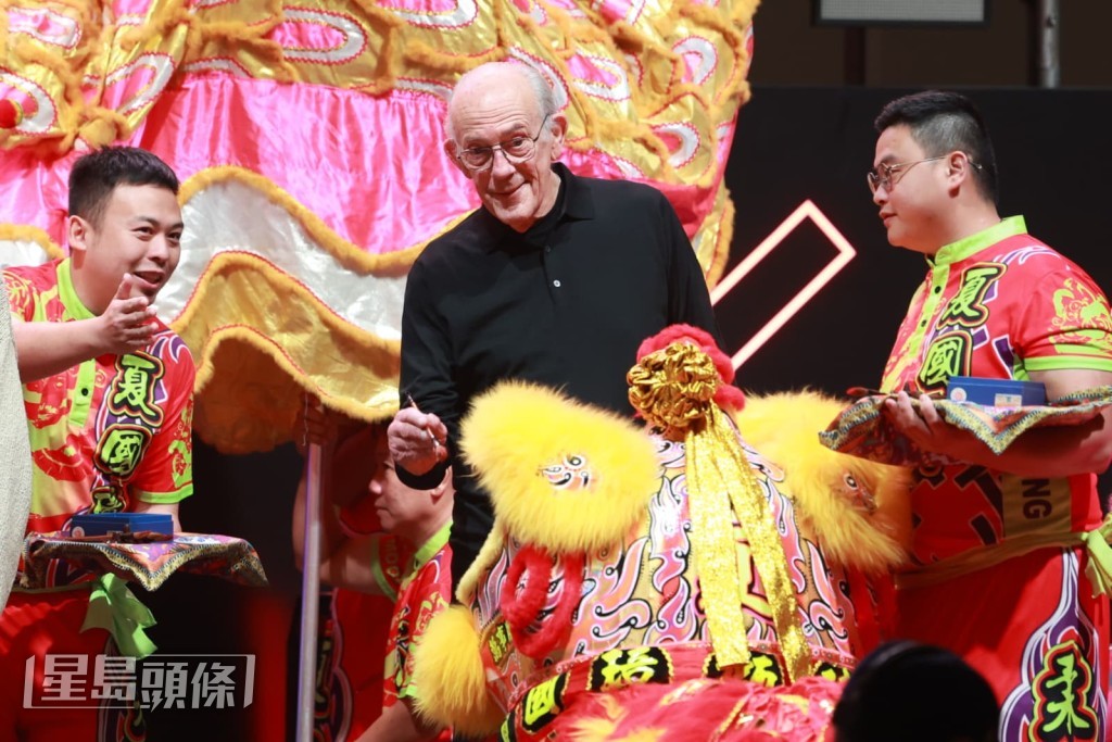 Christopher Lloyd參與為舞獅點睛的環節。