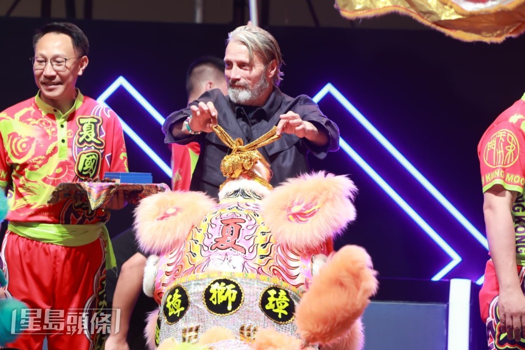 Mads Mikkelsen在台上展現幽默一面。