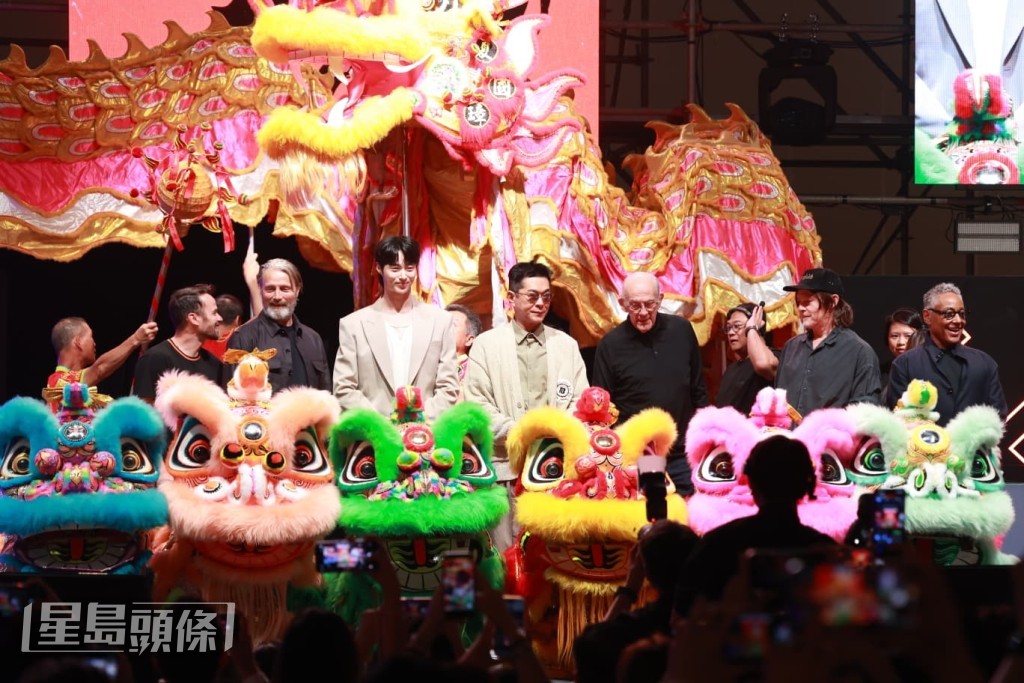 眾星雲集大合照，左起︰Daniel Logan、Mads Mikkelsen、邊佑錫、古天樂、Christopher Lloyd、Norman Reedus、Giancarlo Esposito。