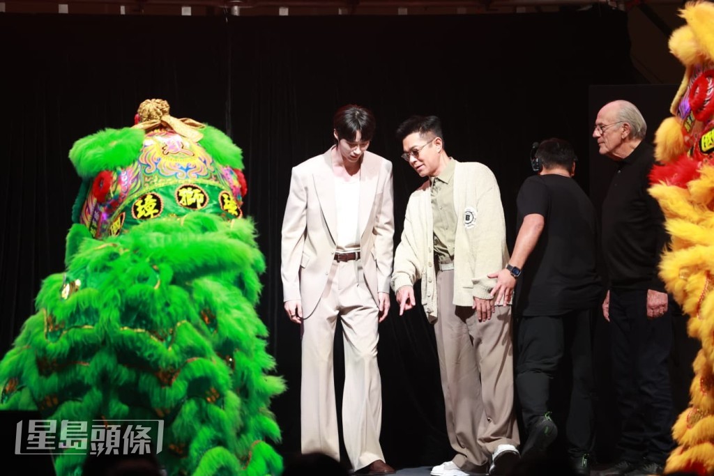 邊佑錫與古天樂在後台交談甚歡。