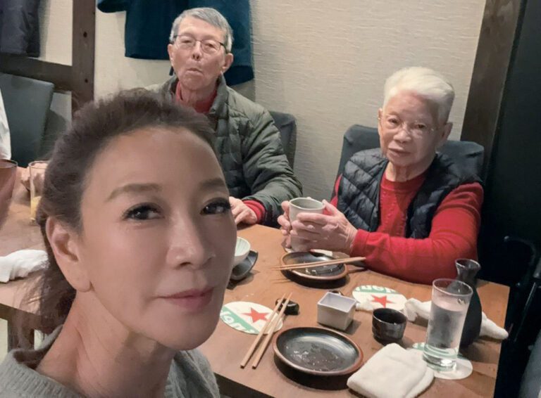楊繡惠媽媽（後右）突掛急診。網上圖片