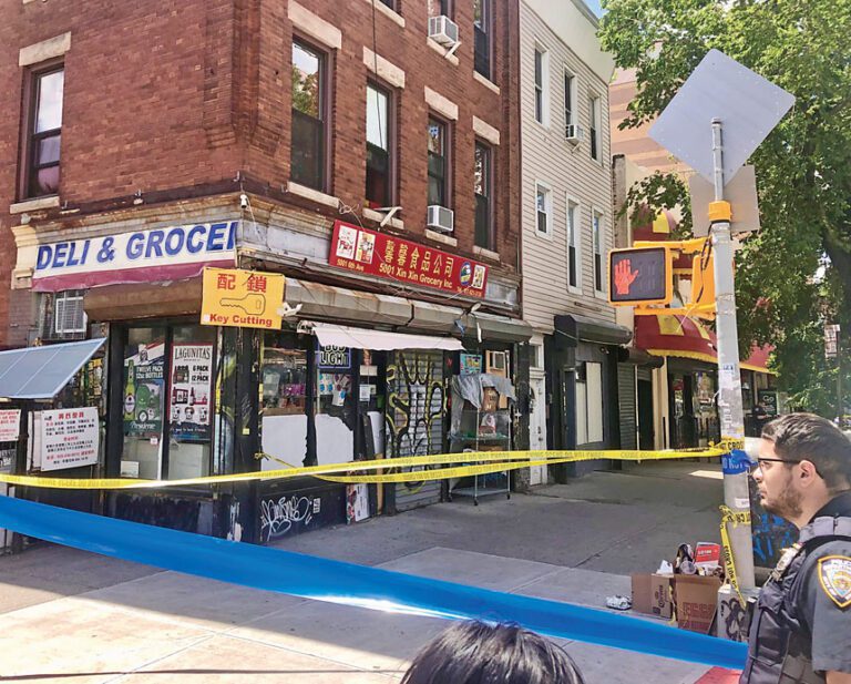 警方28日上午仍封鎖事發地附近的幾家店鋪。 知情者提供