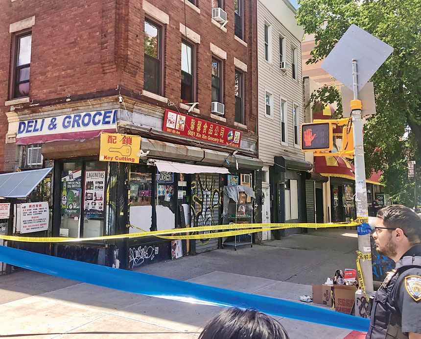 警方28日上午仍封鎖事發地附近的幾家店鋪。 知情者提供