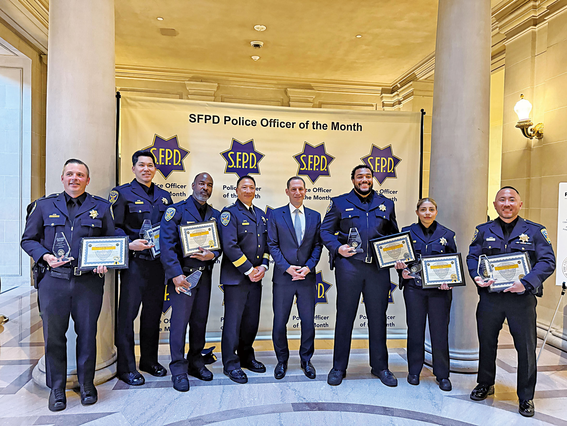 三藩市警察局舉行「每月傑出警員表揚典禮」,市長羅偉(右三)、警察局長劉力一(左三)與獲表揚警員合照。SFPD提供