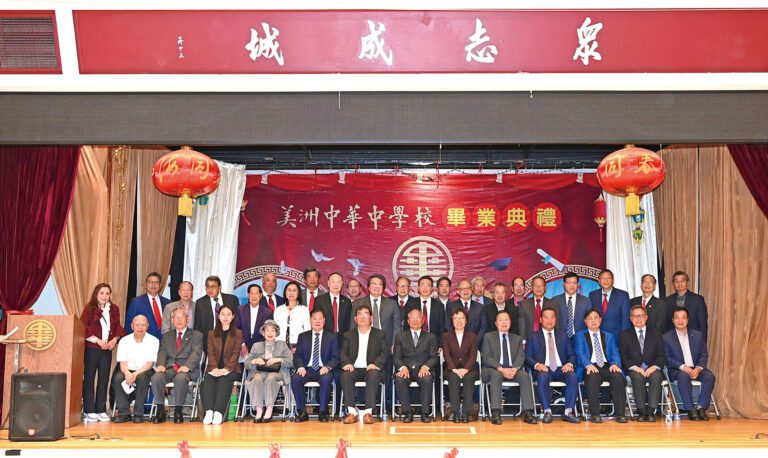 中華總會館主席團、中華中學校校董會及嘉賓親臨畢業典禮。馬紅兵攝