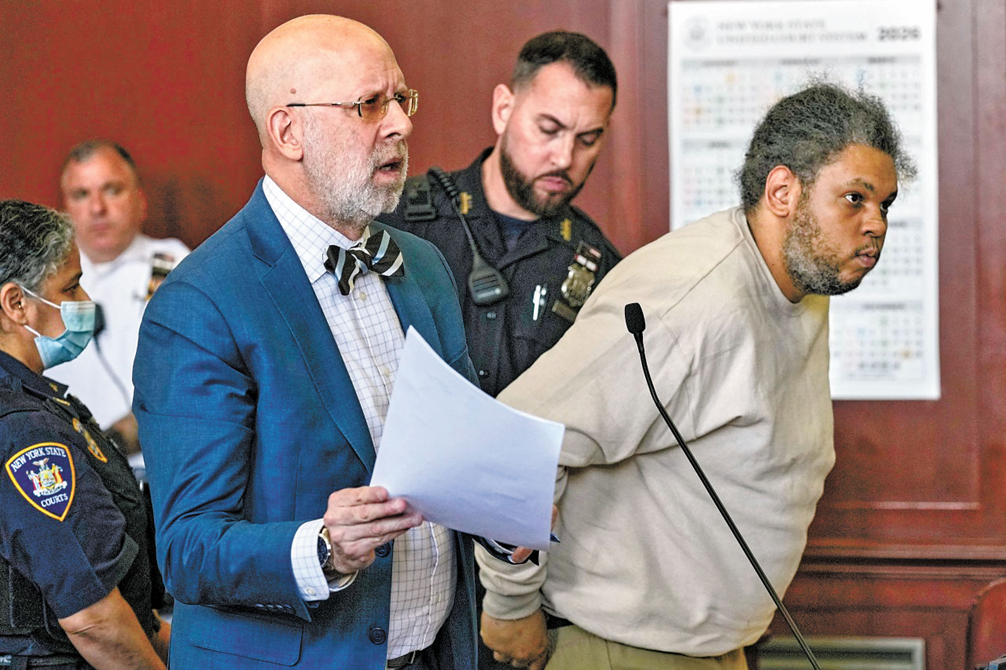 被告桑托斯(右)及辯護律師5月28日在庭上聽取判刑。美聯社