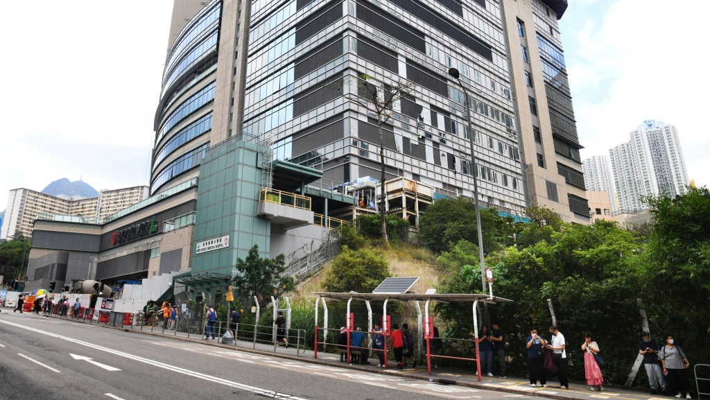 觀塘男子飲湯時嗆喉暈倒 女友發現後急送院搶救