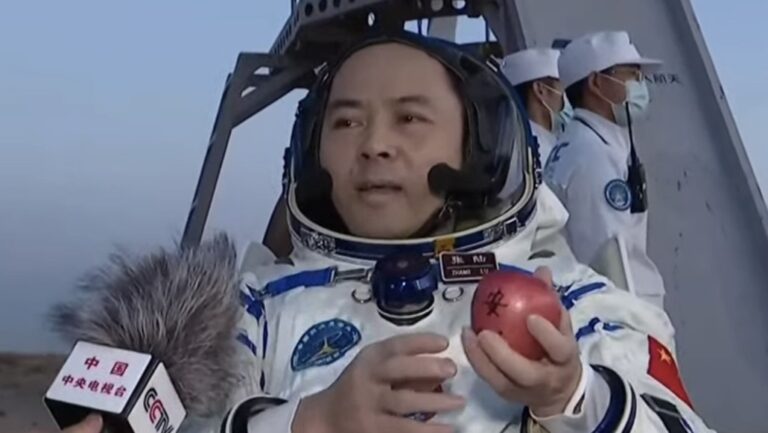 神舟二十一號乘組完成任務安全返回 太空人張陸攜蘋果贈科技工作者