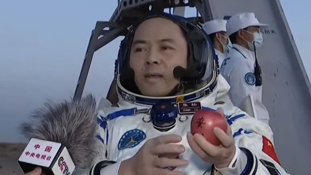 神舟二十一號乘組完成任務安全返回 太空人張陸攜蘋果贈科技工作者
