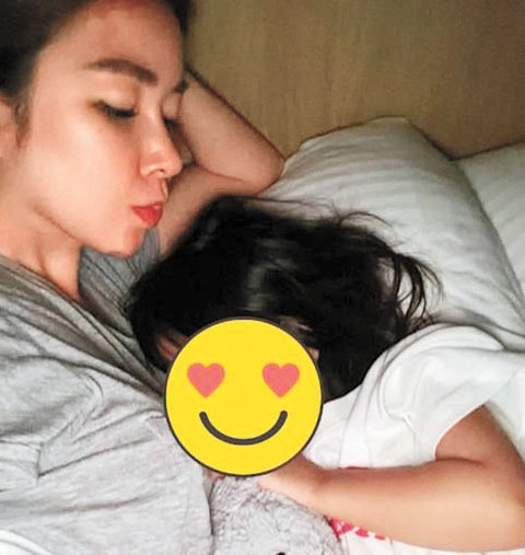 許維恩整晚抱著女兒睡覺。網上圖片