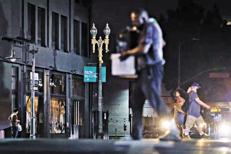 洛杉磯市中心Main街與第七街路口路燈失靈，行人摸黑過路。洛杉磯時報