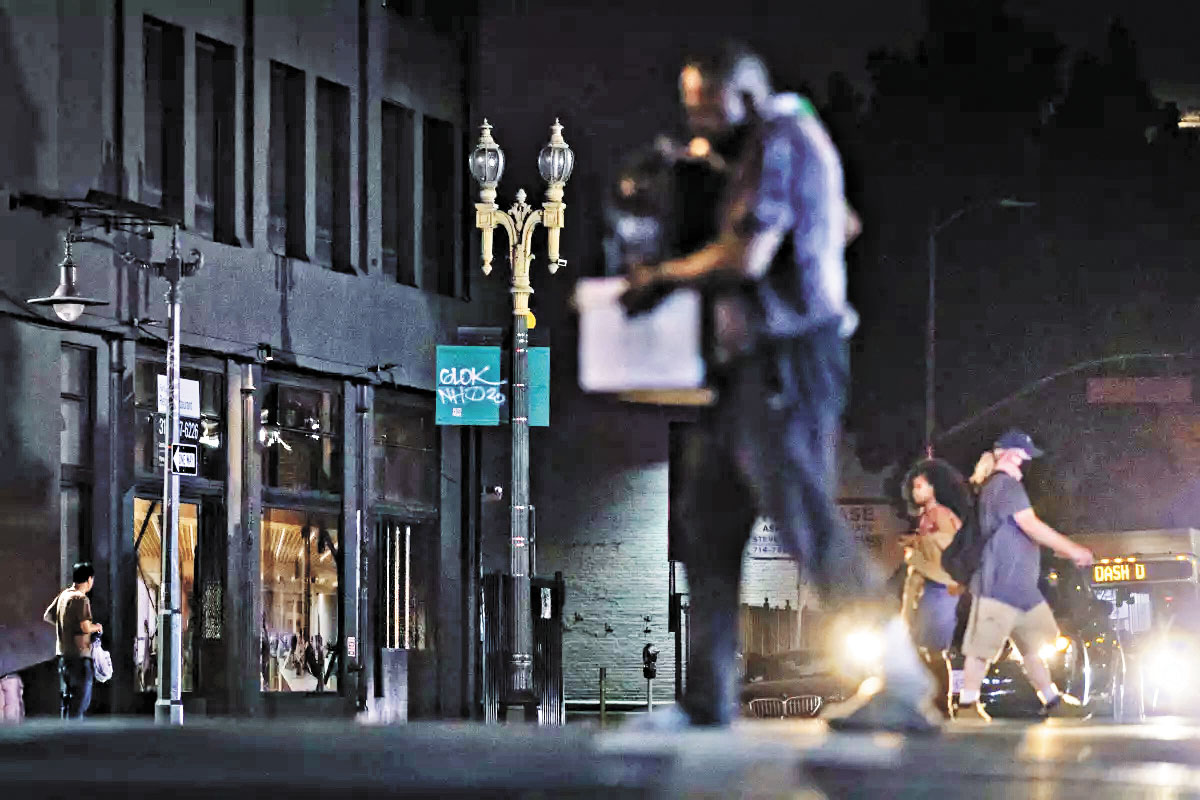 洛杉磯市中心Main街與第七街路口路燈失靈,行人摸黑過路。洛杉磯時報