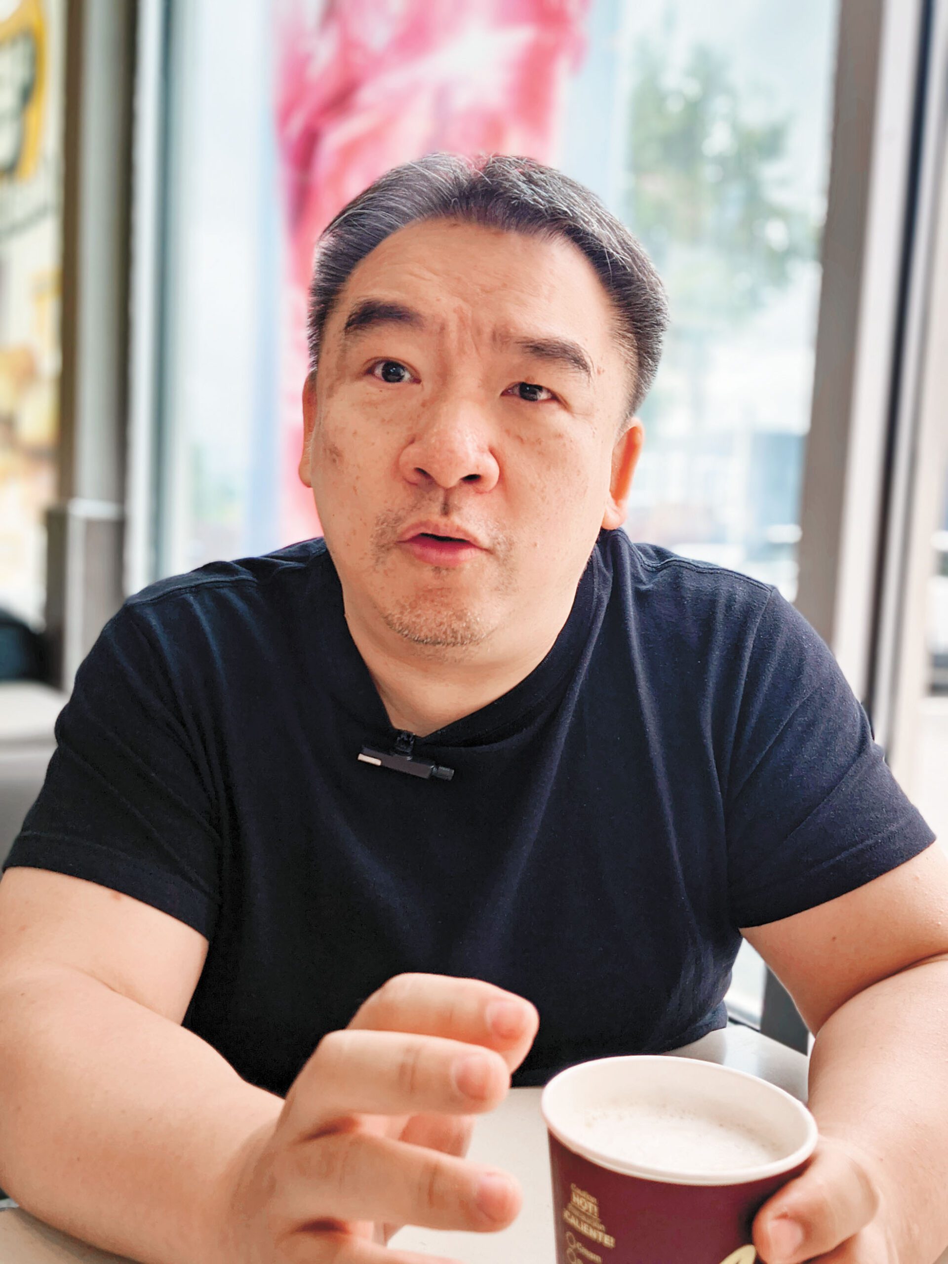 杜聰在三藩市接受本報採訪。記者黃偉江攝