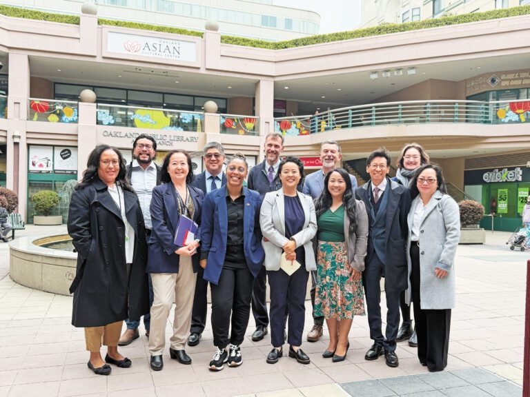 屋崙市議員王夏琳（中）、布朗（前排左三）與阿拉美達縣交通委員會、屋崙市交通局、屋崙華埠商會及富興中心等代表。記者蘇婕雅攝