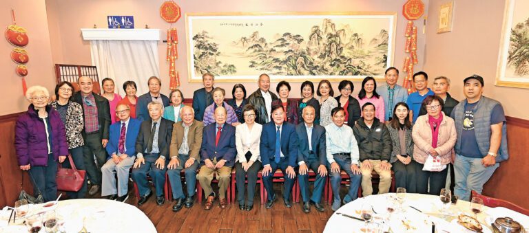 中領館官員、僑界嘉賓親臨，與岡州總會館首長、理事合影。馬紅兵攝