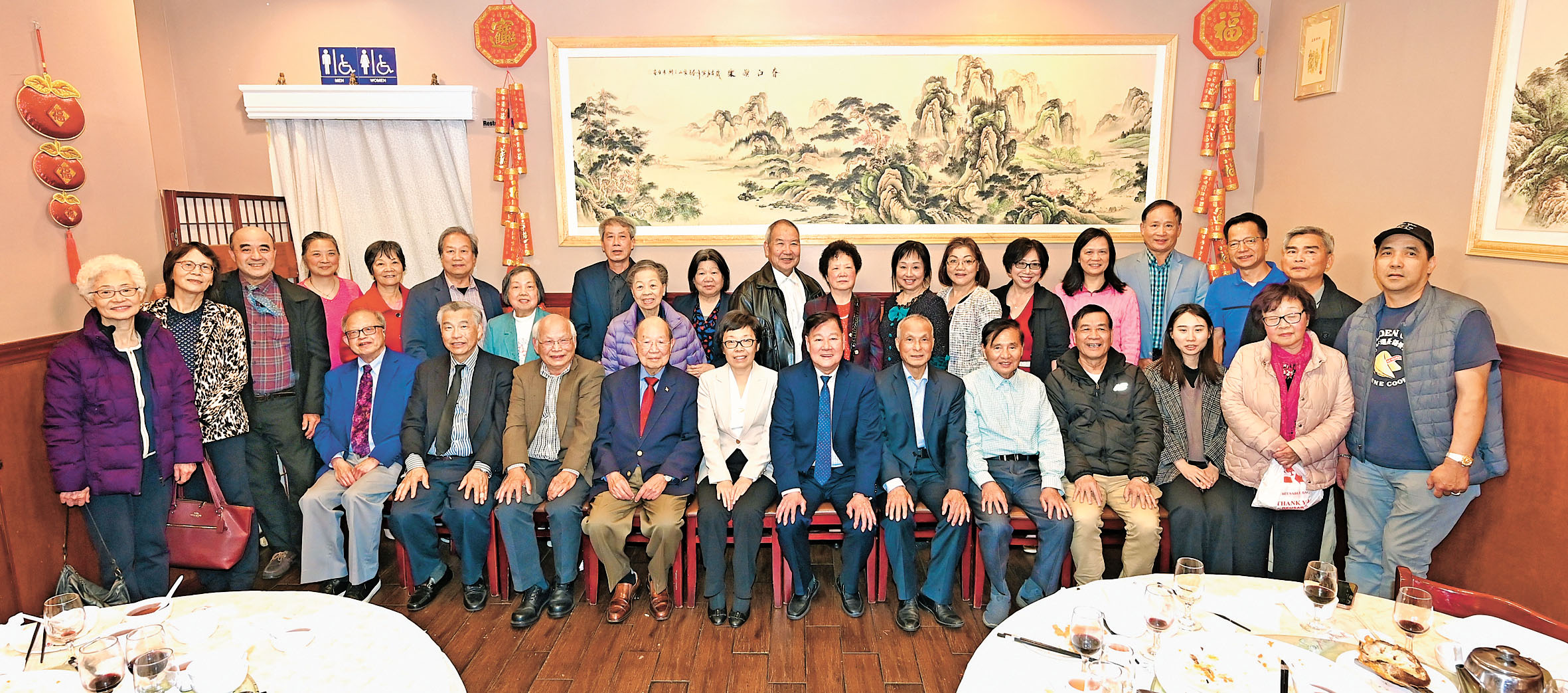 中領館官員、僑界嘉賓親臨，與岡州總會館首長、理事合影。馬紅兵攝