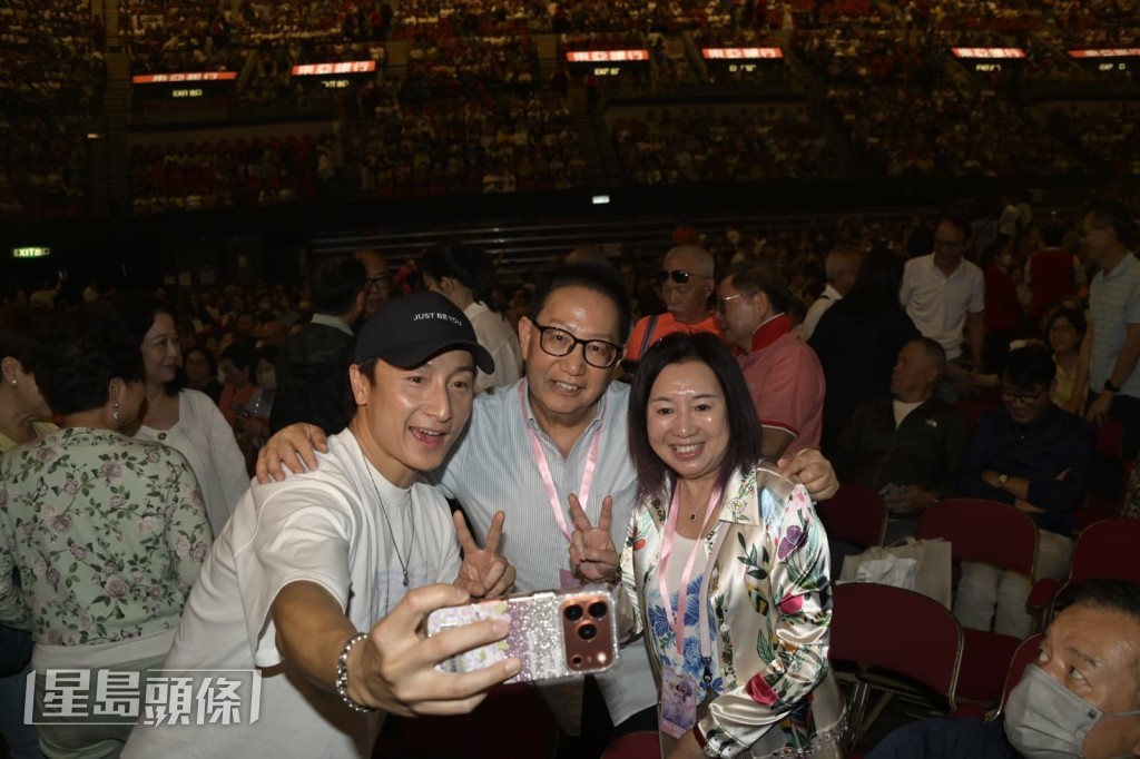 方力申與監製劉家豪、梅小青合照。