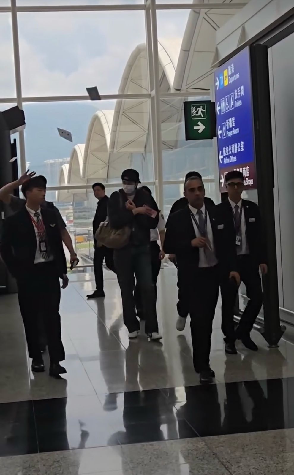 邊佑錫昨日在香港機場離港時,有粉絲向他投擲禮物及信件。