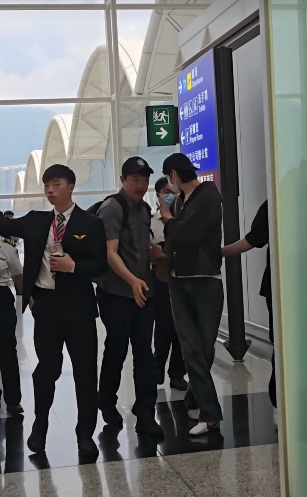 邊佑錫一度想回頭拾起粉絲丟出的信件。