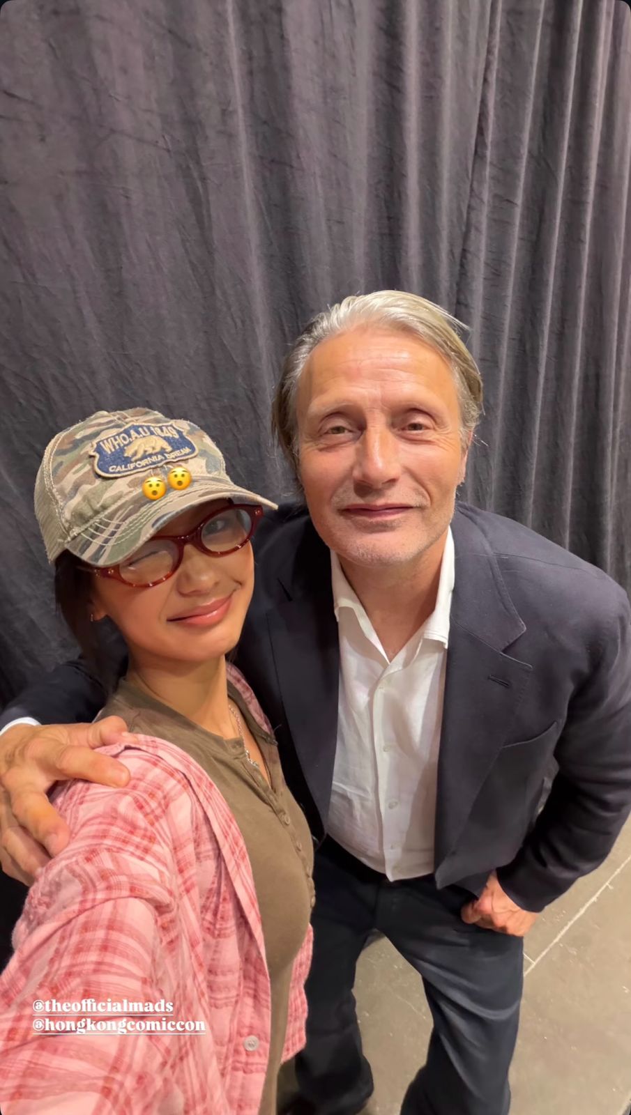 COLLAR成員Marf在社交平台分享與Mads Mikkelsen的合照。