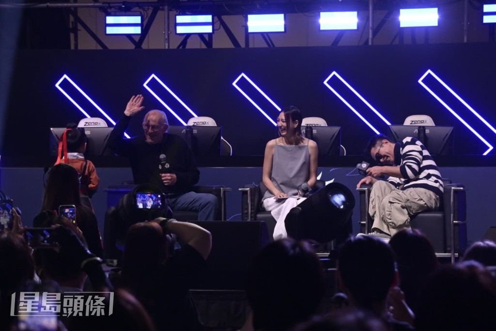 扮演項少龍的小朋友只顧與Christopher Lloyd擊掌,古天樂見狀大笑。