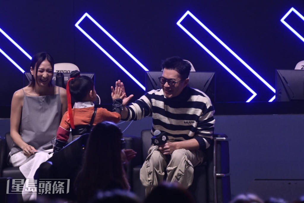 古天樂笑着呼喚「小朋友,呢邊呀」,小朋友才走過去。
