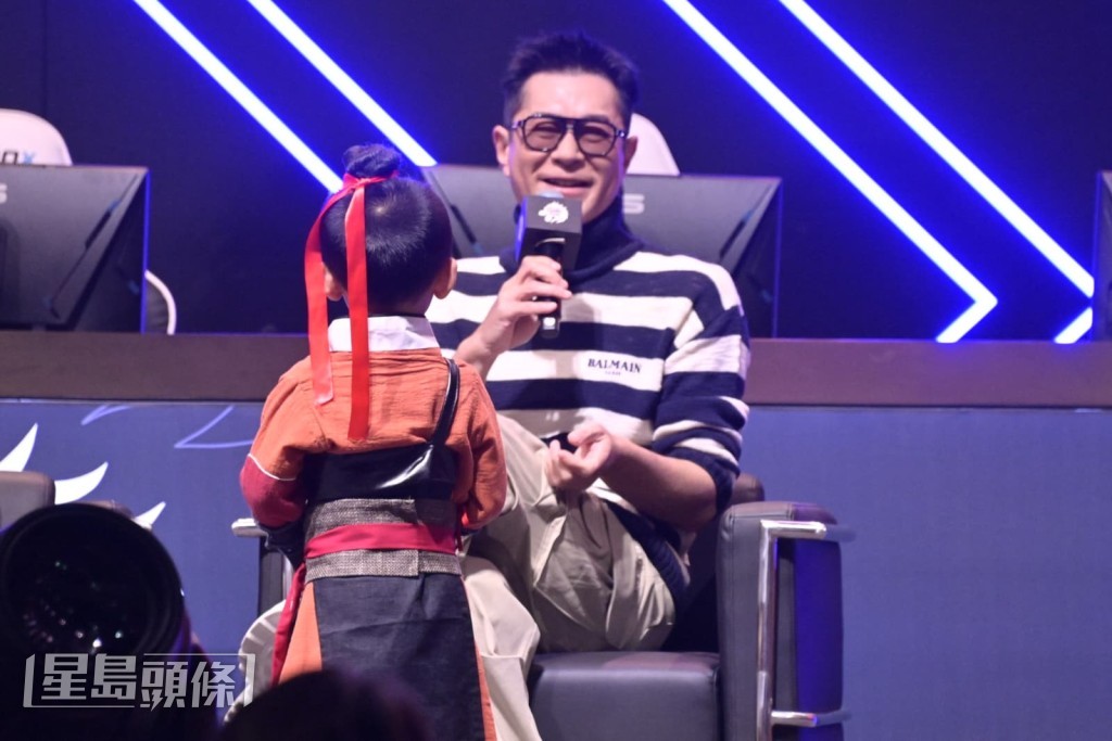 小朋友扮成項少龍的造型維妙維肖。