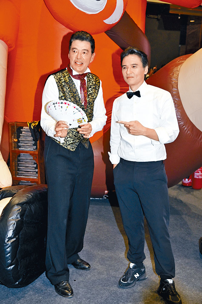 馮德倫（右）透露有跟Declan學魔術，但連對方一成功力都學不到。