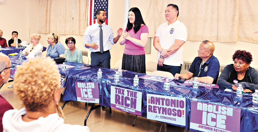 布碌崙區長安東尼奧（左一） ，市議員莊文怡（中）出席支持安東尼奧競選聯邦參議員。攝影蘇群娟