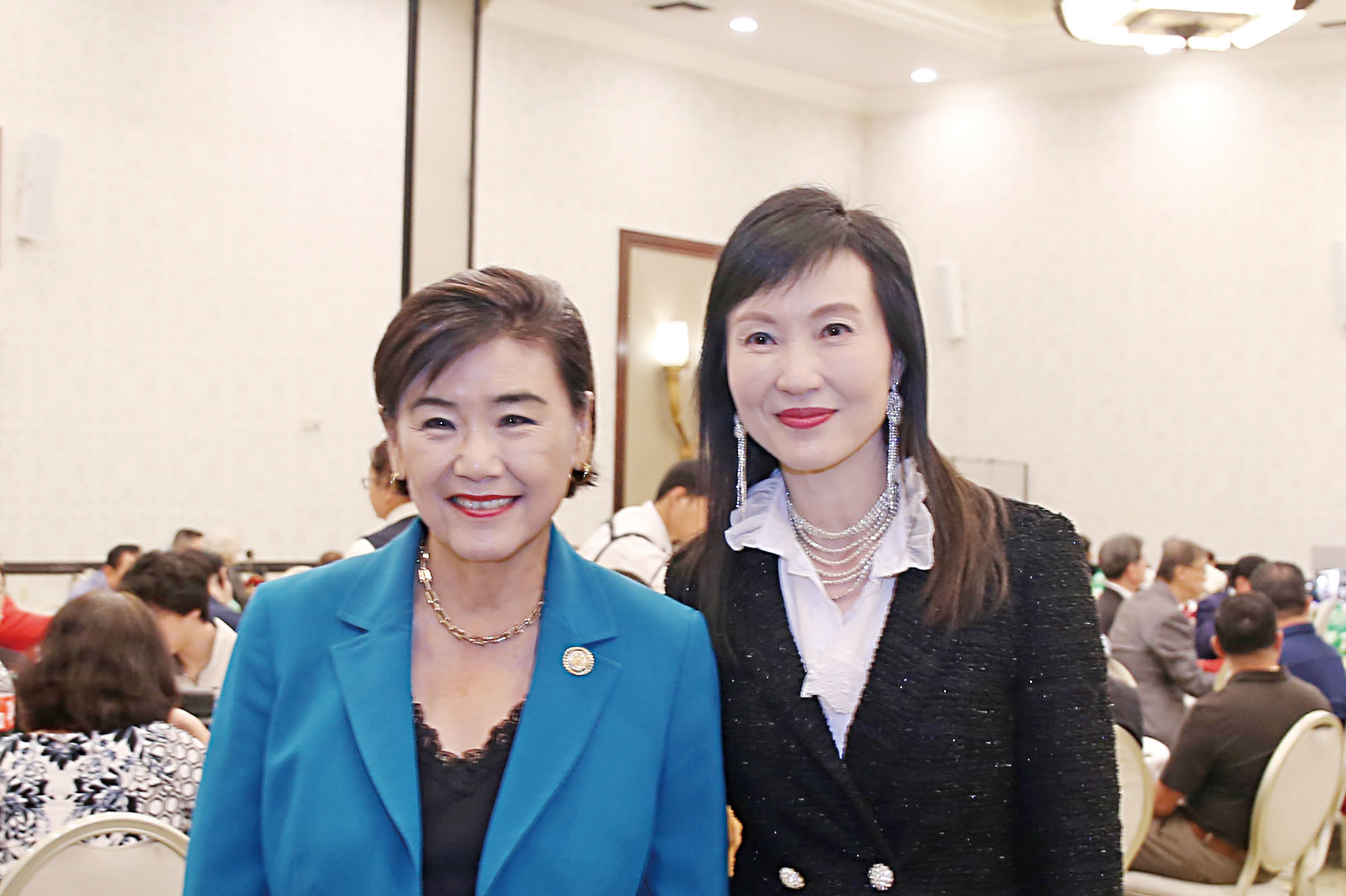 趙美心（左）背書支持饒影凡（右）競選平稅局委員。 受訪人提供