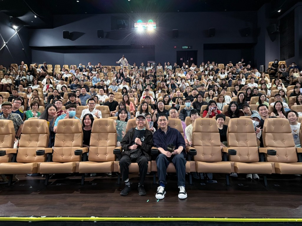 梁朝偉與現場影迷合照。