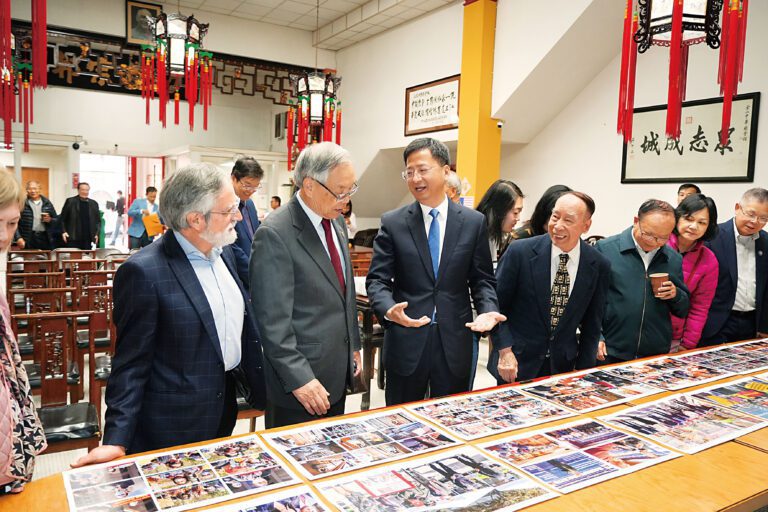 中領館張建敏總領事(左三)、前市參事會主席佩斯金(左一)總會館歷史委員會主任李殿邦(左二) 、總會館歷史委員會資深商董李焯宗(左四)等在照片前回憶華人社區眾志成城的抗疫、反歧視，歷歷在目。記者黃偉江攝