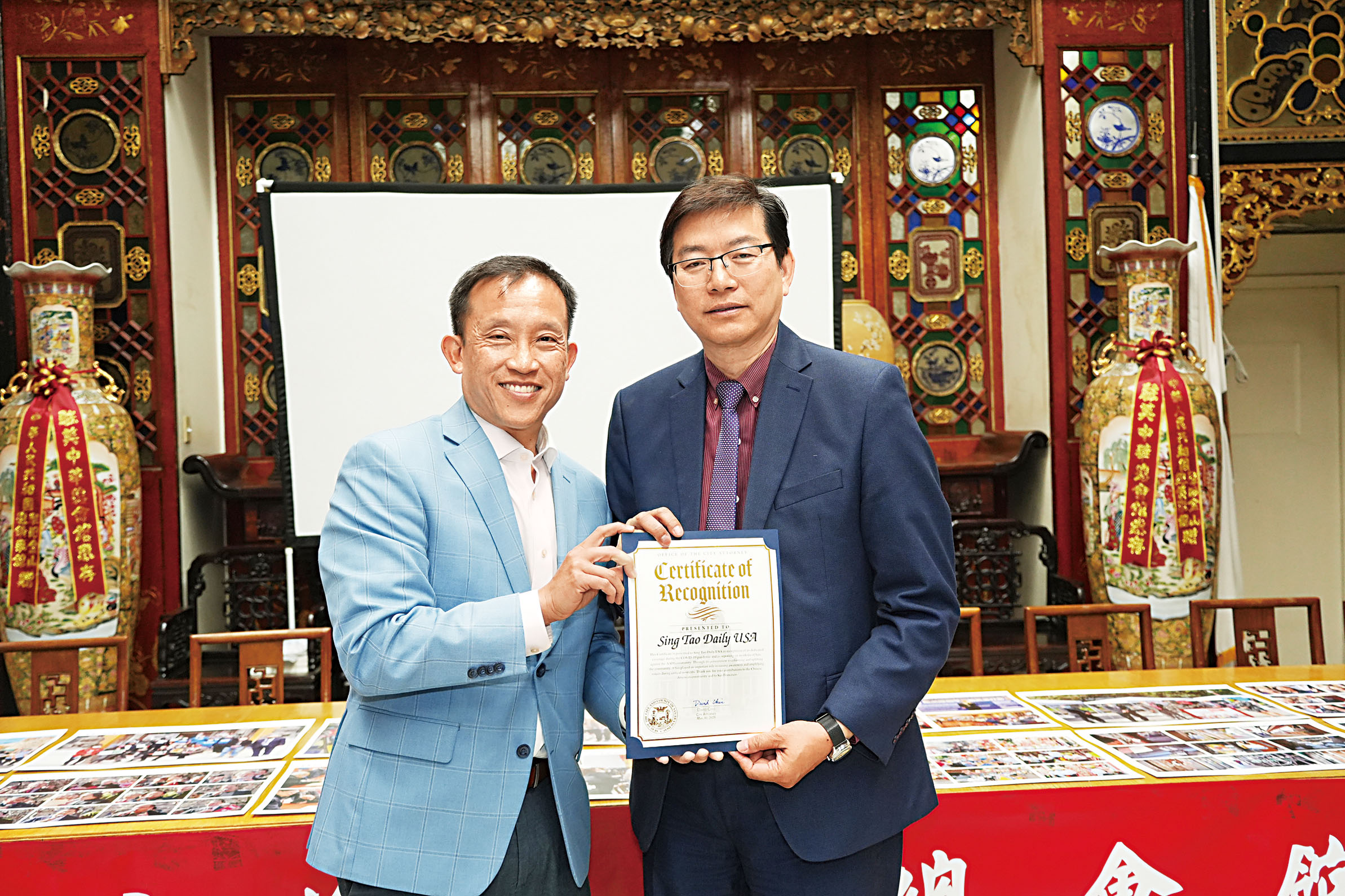 市府律師邱信福向梁建鋒社長頒發賀狀。記者黃偉江攝