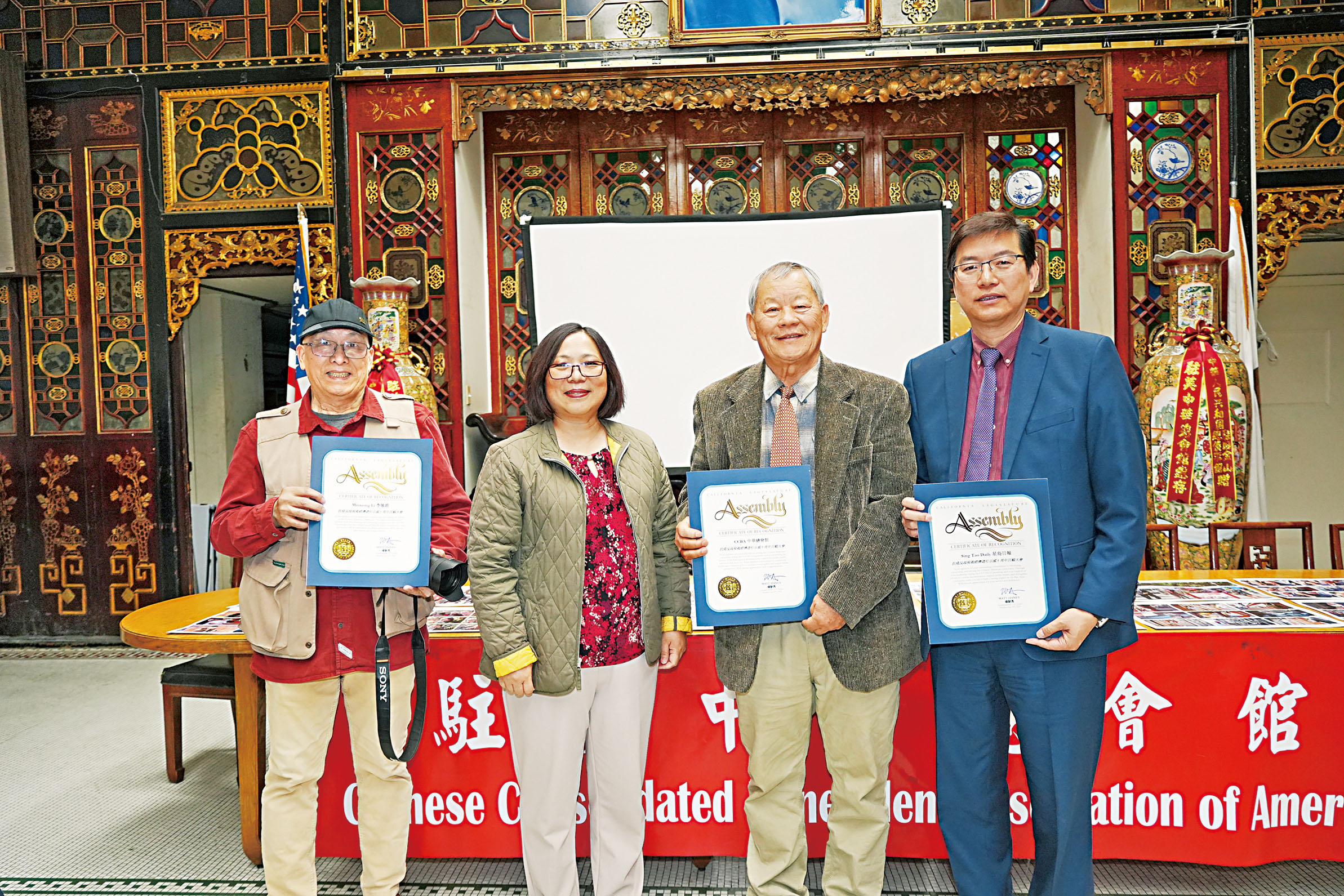 加州眾議員楊馳馬立法助理陳丹(左二)與星島社長梁建鋒 (右一)、中華總董朱明沾(右二)、攝影師李敏雄(左一)。記者黃偉江攝