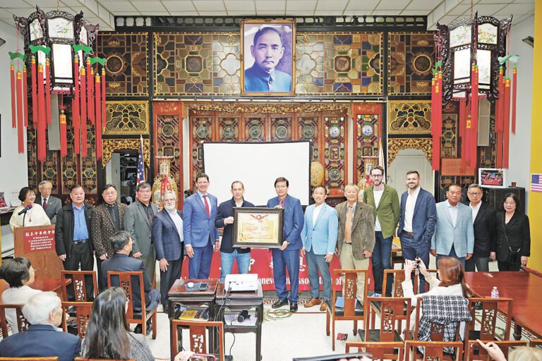三藩市市長羅偉(中左)中華總會館總董及主席團主席、政要嘉賓向《星島日報》美西版社長梁建鋒(中右)頒發感謝狀。記者黃偉江攝