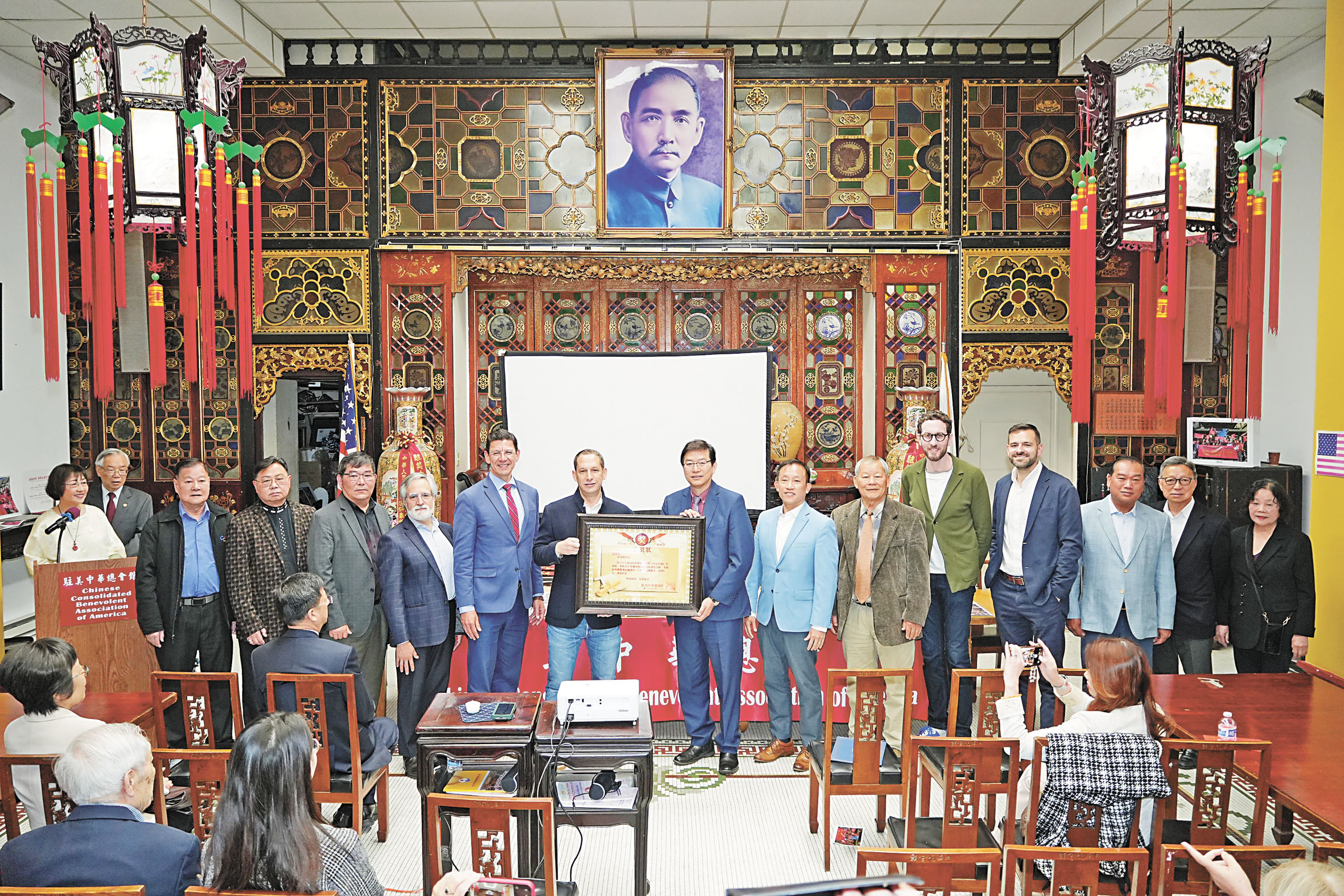 三藩市市長羅偉(中左)中華總會館總董及主席團主席、政要嘉賓向《星島日報》美西版社長梁建鋒(中右)頒發感謝狀。記者黃偉江攝